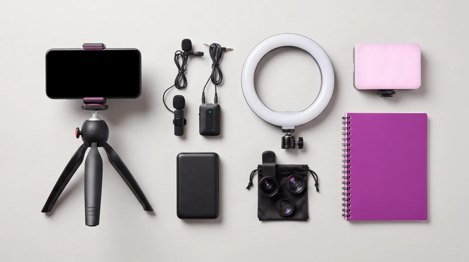 Kit básico para crear contenido: celular en trípode, micrófono inalámbrico, aro de luz, panel LED, batería y lente macro