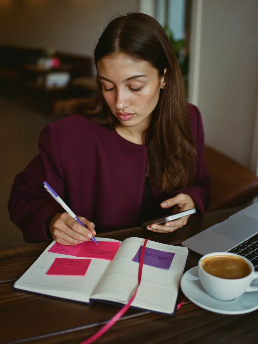 Una social media manager planifica su calendario de contenido con notas de colores
